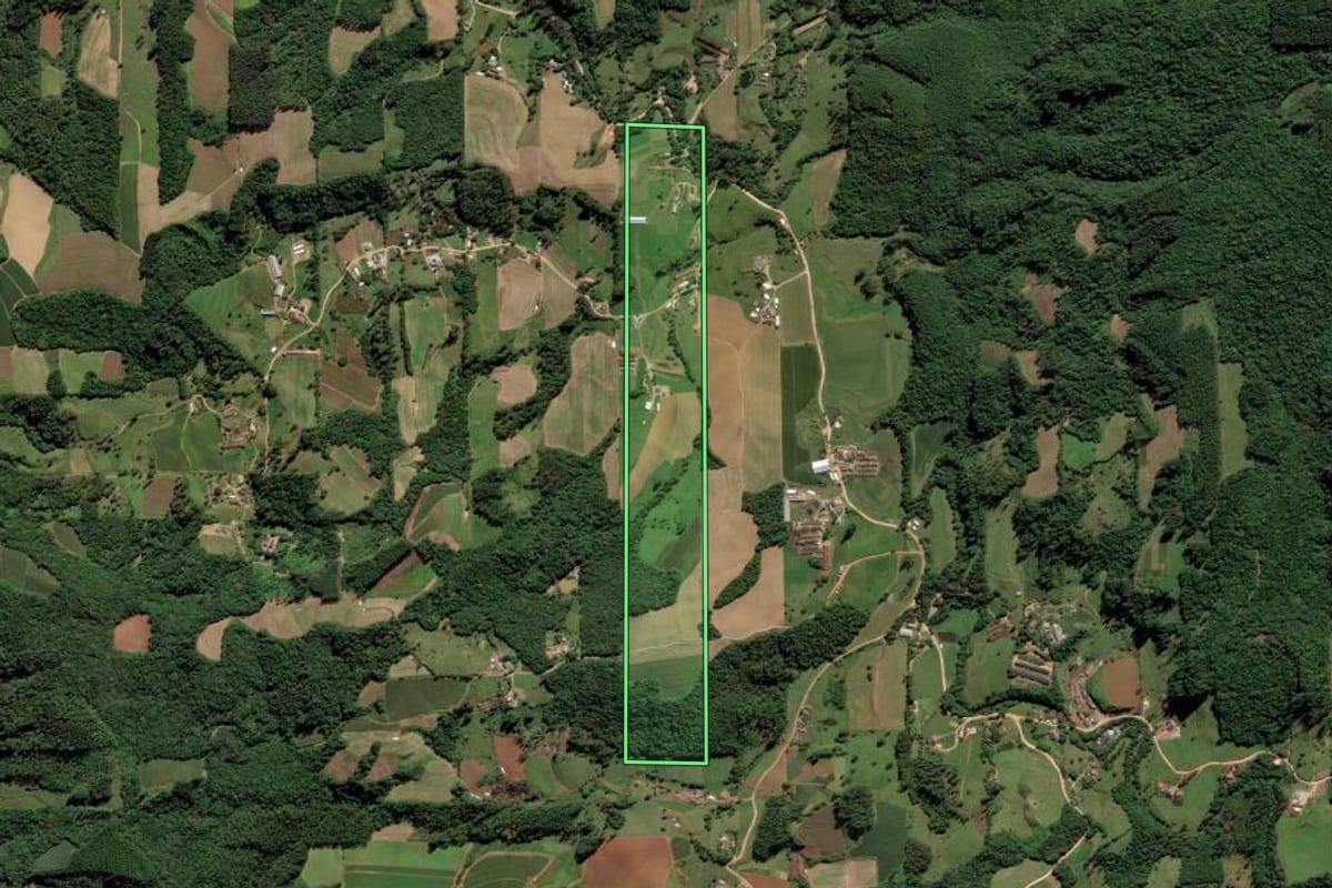 Imagem de satélite do imóvel rural em Orleans (SC), com o contorno declarado no CAR desenhado por cima.