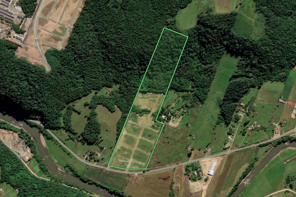 Imagem de satélite do imóvel rural em Orleans (SC), com o contorno declarado no CAR desenhado por cima.