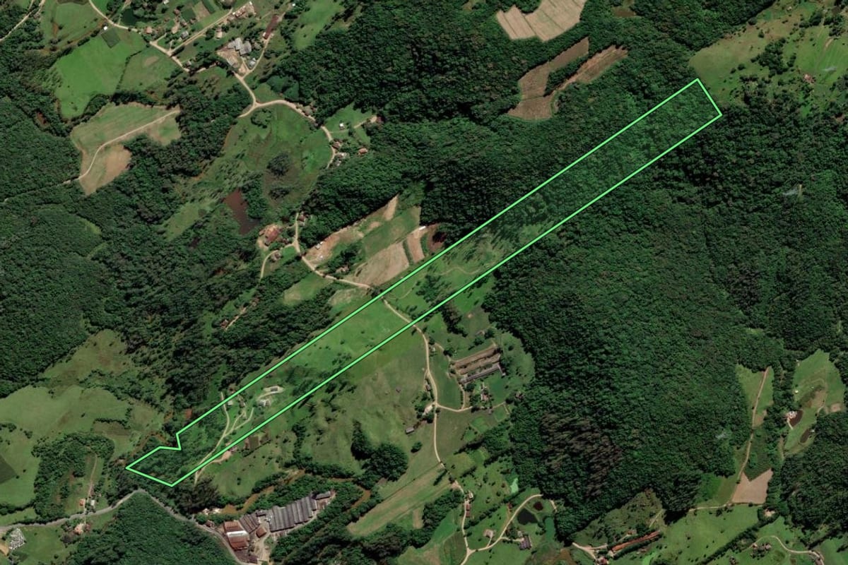 Imagem de satélite do imóvel rural em Orleans (SC), com o contorno declarado no CAR desenhado por cima.