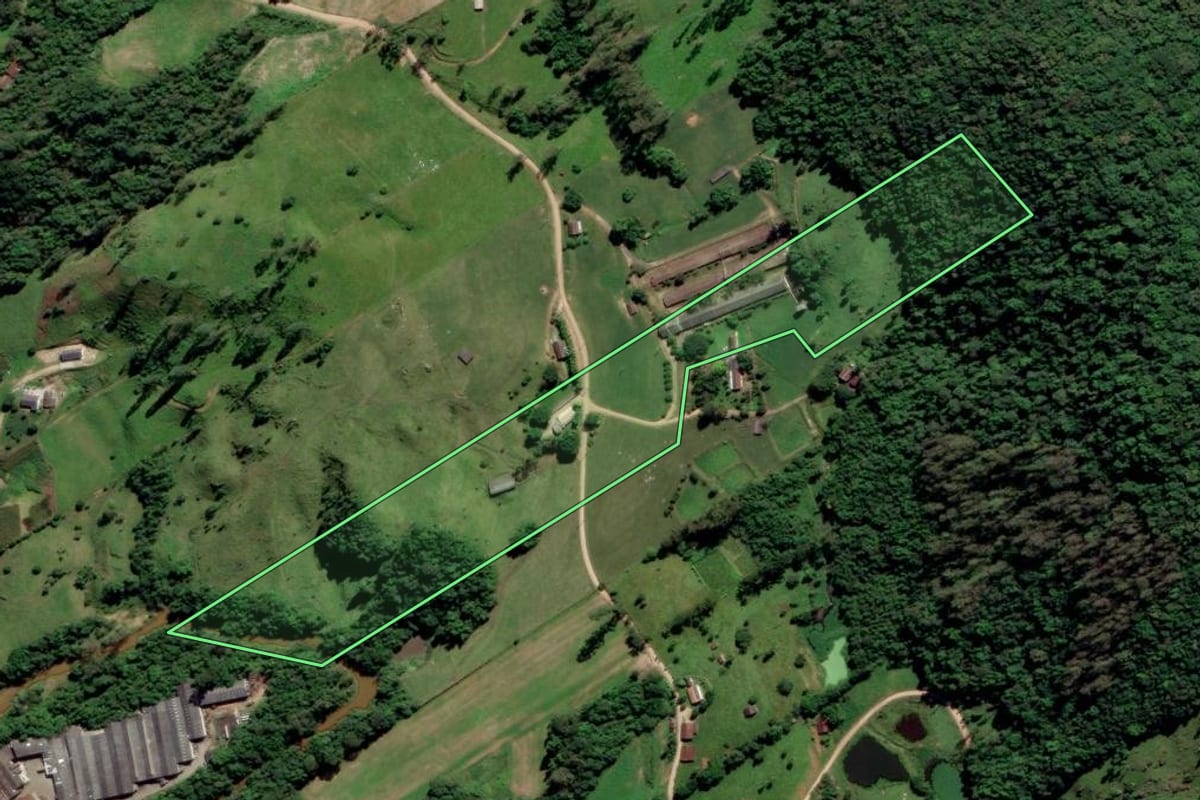Imagem de satélite do imóvel rural em Orleans (SC), com o contorno declarado no CAR desenhado por cima.