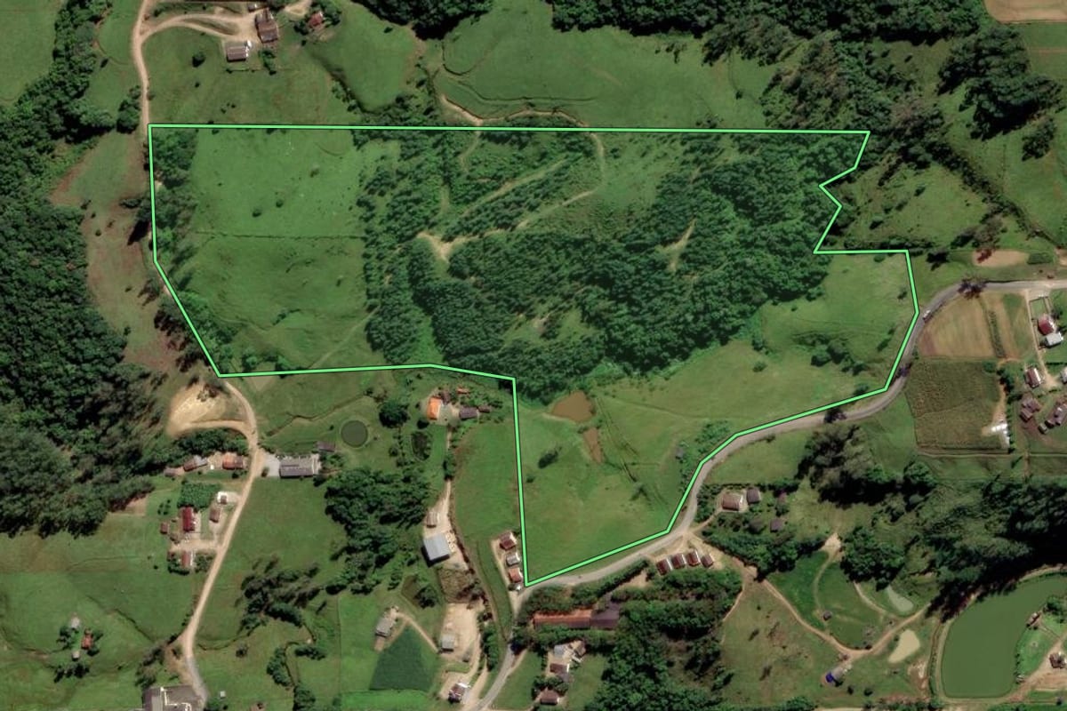 Imagem de satélite do imóvel rural em Orleans (SC), com o contorno declarado no CAR desenhado por cima.