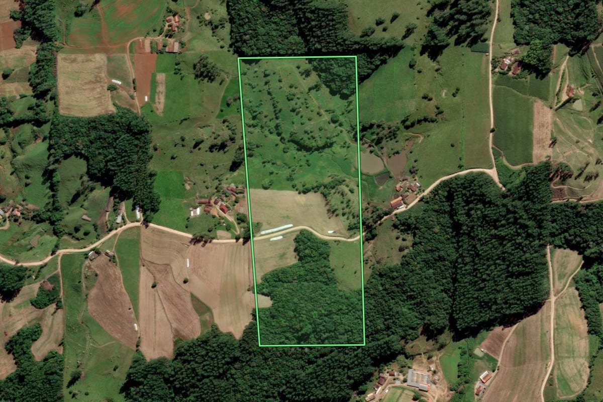 Imagem de satélite do imóvel rural em Orleans (SC), com o contorno declarado no CAR desenhado por cima.