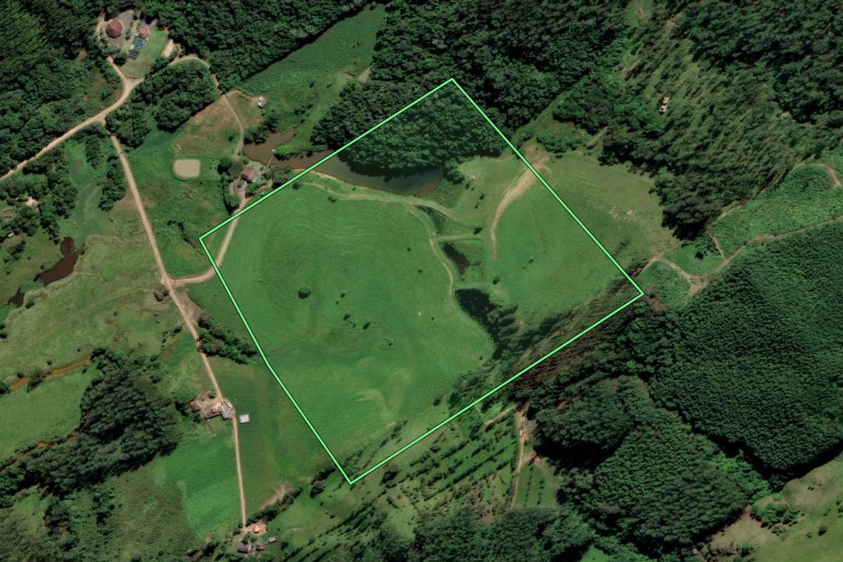 Imagem de satélite do imóvel rural em Orleans (SC), com o contorno declarado no CAR desenhado por cima.