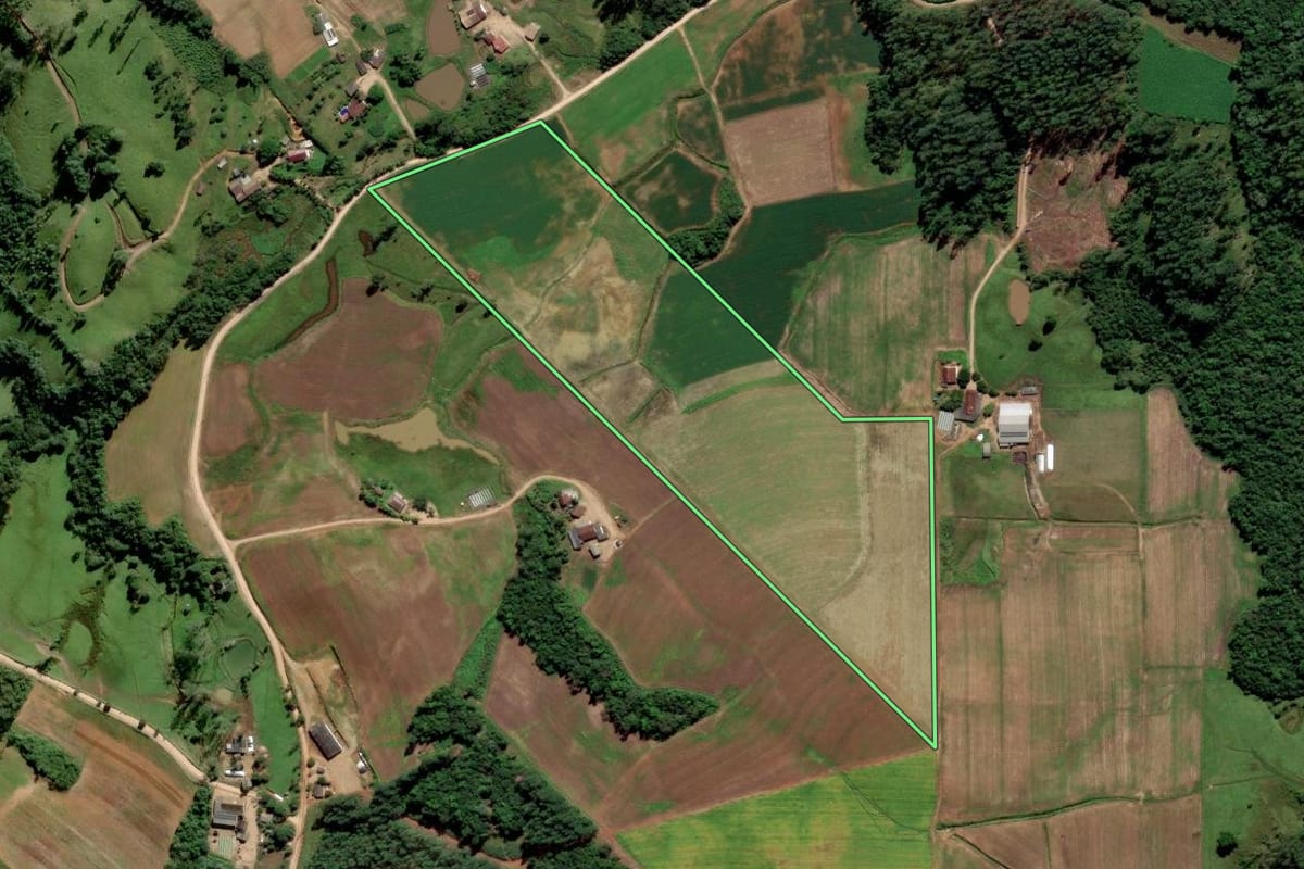 Imagem de satélite do imóvel rural em Orleans (SC), com o contorno declarado no CAR desenhado por cima.