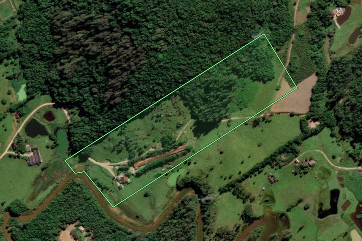 Imagem de satélite do imóvel rural em Orleans (SC), com o contorno declarado no CAR desenhado por cima.