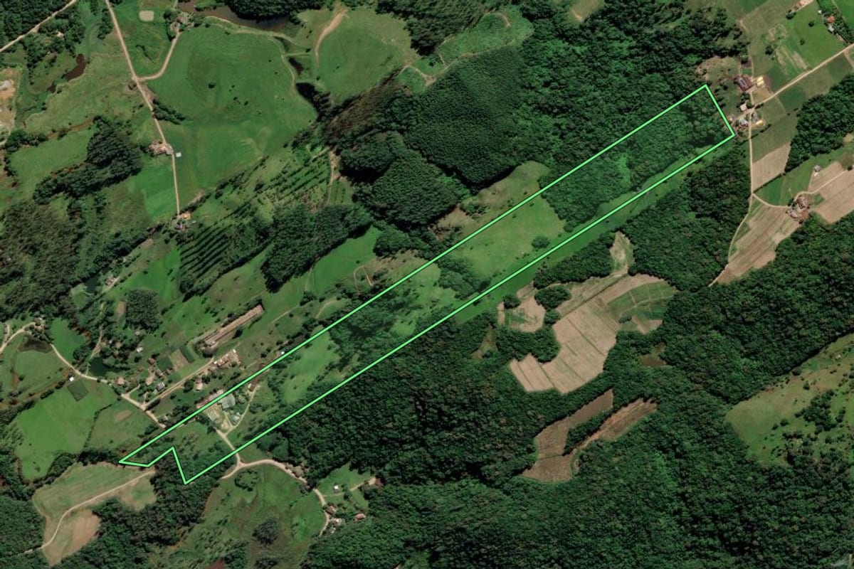 Imagem de satélite do imóvel rural em Orleans (SC), com o contorno declarado no CAR desenhado por cima.