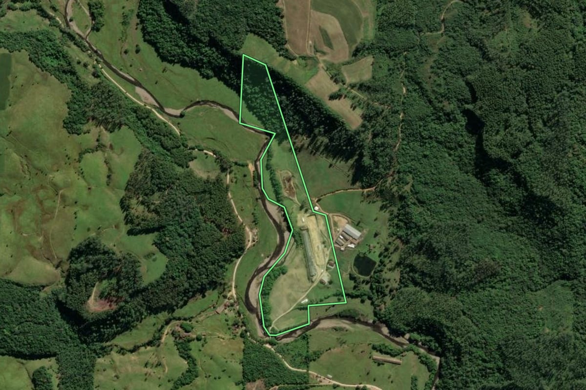 Imagem de satélite do imóvel rural em Orleans (SC), com o contorno declarado no CAR desenhado por cima.