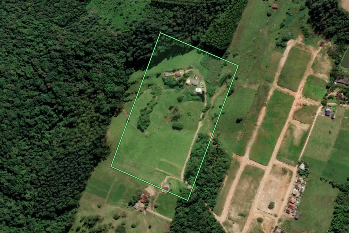 Imagem de satélite do imóvel rural em Orleans (SC), com o contorno declarado no CAR desenhado por cima.