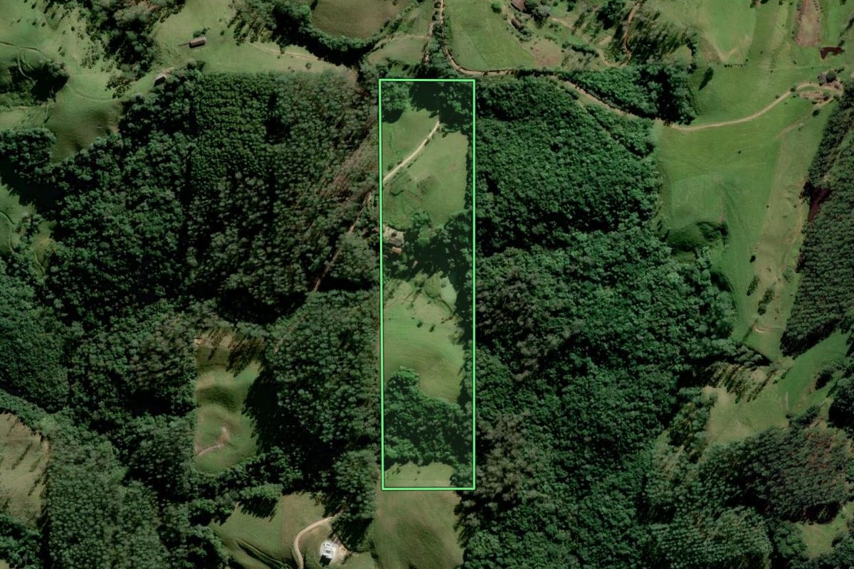 Imagem de satélite do imóvel rural em Orleans (SC), com o contorno declarado no CAR desenhado por cima.