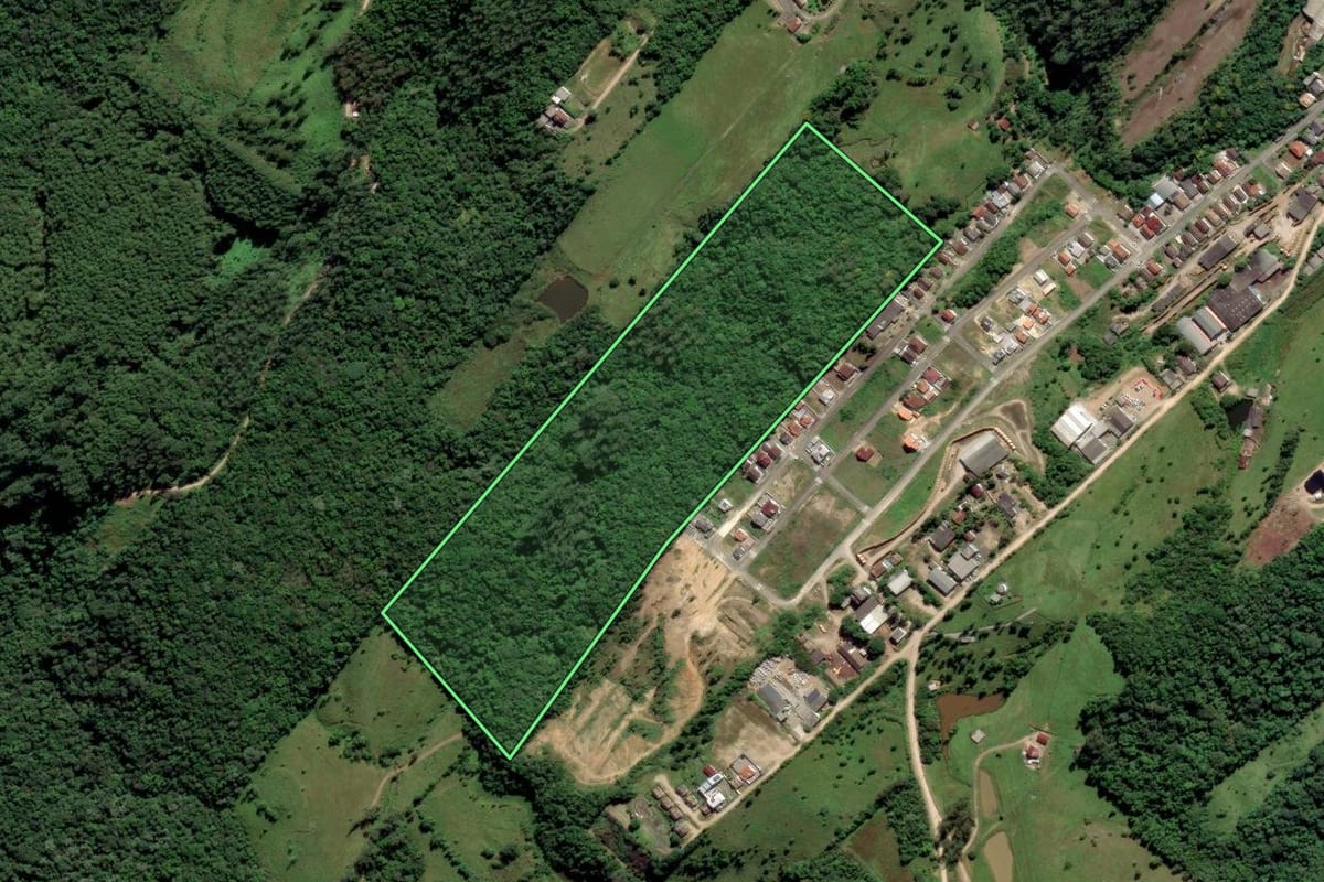 Imagem de satélite do imóvel rural em Orleans (SC), com o contorno declarado no CAR desenhado por cima.