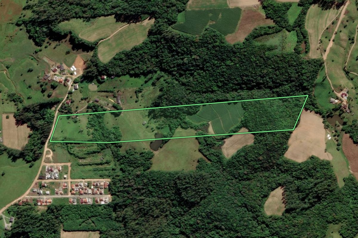 Imagem de satélite do imóvel rural em Orleans (SC), com o contorno declarado no CAR desenhado por cima.