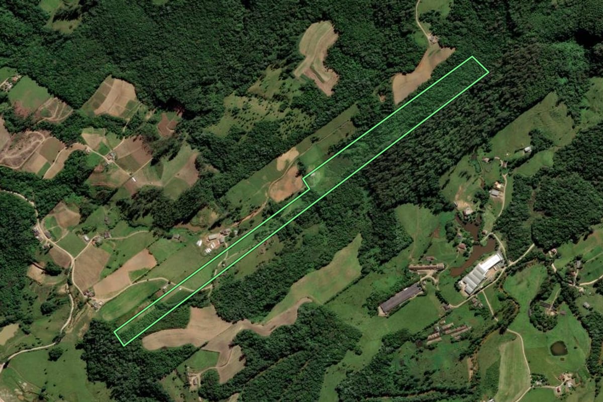 Imagem de satélite do imóvel rural em Orleans (SC), com o contorno declarado no CAR desenhado por cima.