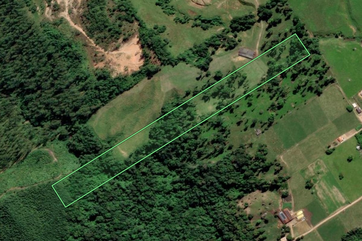 Imagem de satélite do imóvel rural em Orleans (SC), com o contorno declarado no CAR desenhado por cima.