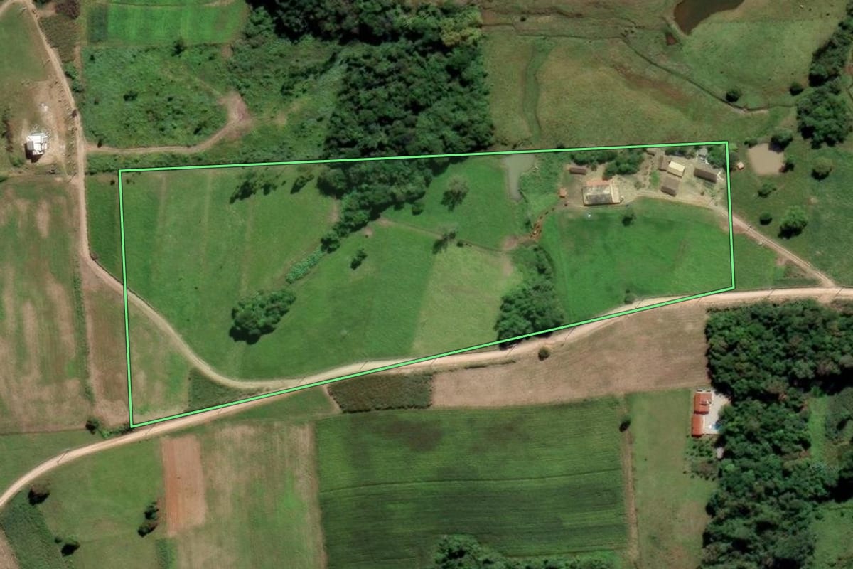 Imagem de satélite do imóvel rural em Orleans (SC), com o contorno declarado no CAR desenhado por cima.