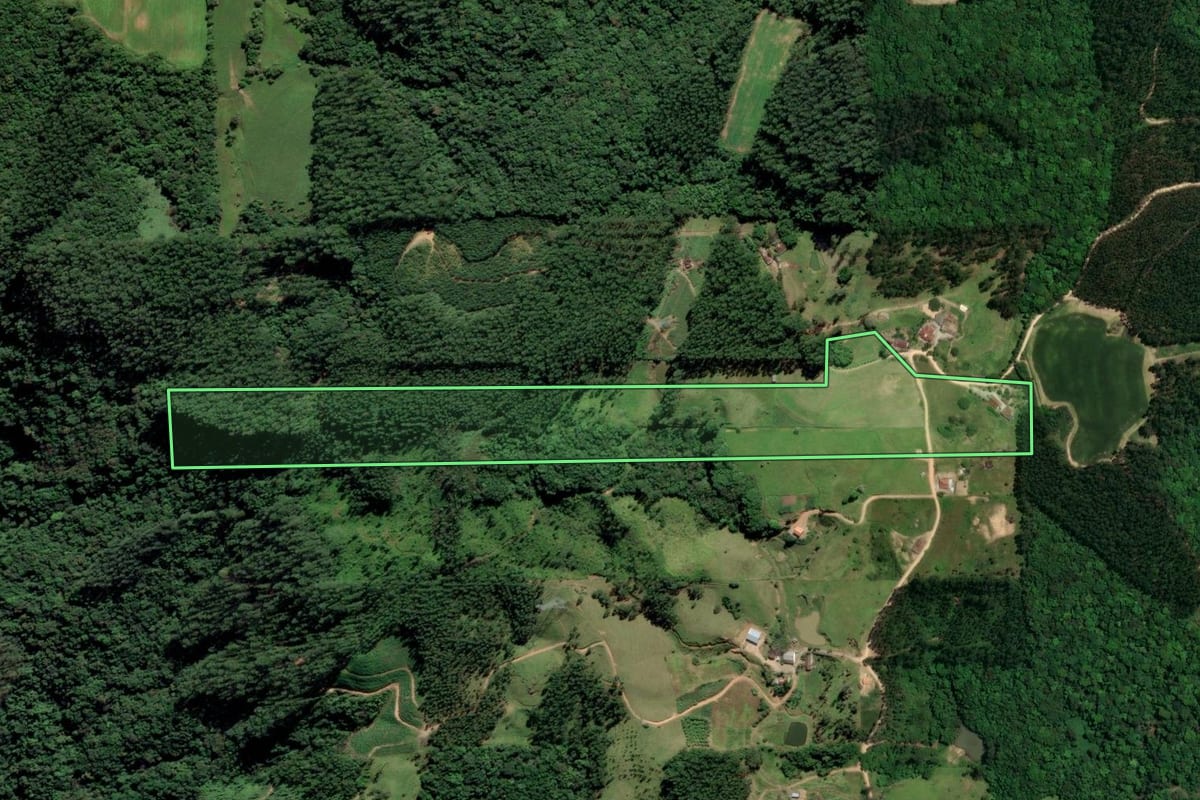 Imagem de satélite do imóvel rural em Orleans (SC), com o contorno declarado no CAR desenhado por cima.
