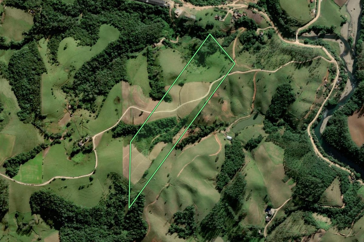 Imagem de satélite do imóvel rural em Orleans (SC), com o contorno declarado no CAR desenhado por cima.