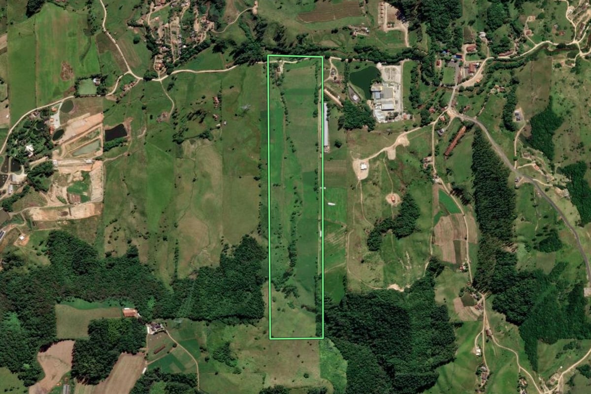 Imagem de satélite do imóvel rural em Orleans (SC), com o contorno declarado no CAR desenhado por cima.