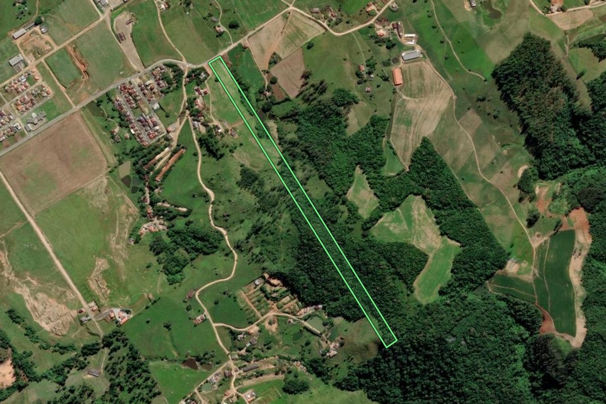 Imagem de satélite do imóvel rural em Orleans (SC), com o contorno declarado no CAR desenhado por cima.