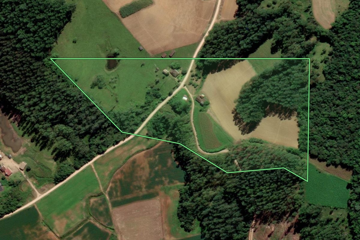 Imagem de satélite do imóvel rural em Orleans (SC), com o contorno declarado no CAR desenhado por cima.