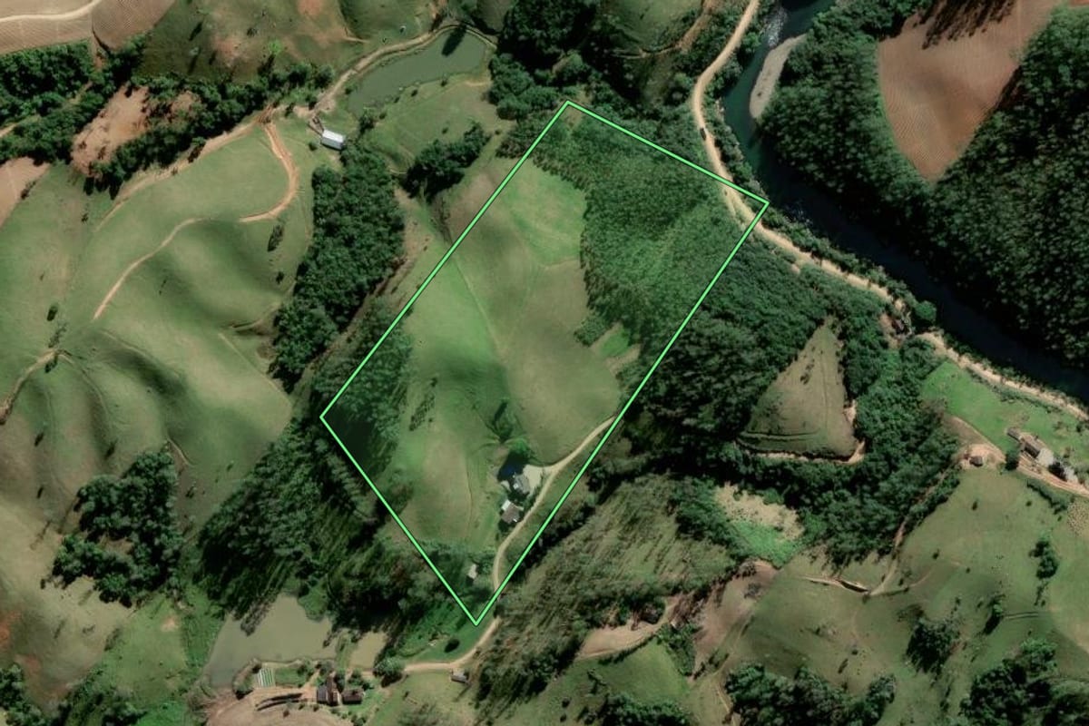 Imagem de satélite do imóvel rural em Orleans (SC), com o contorno declarado no CAR desenhado por cima.