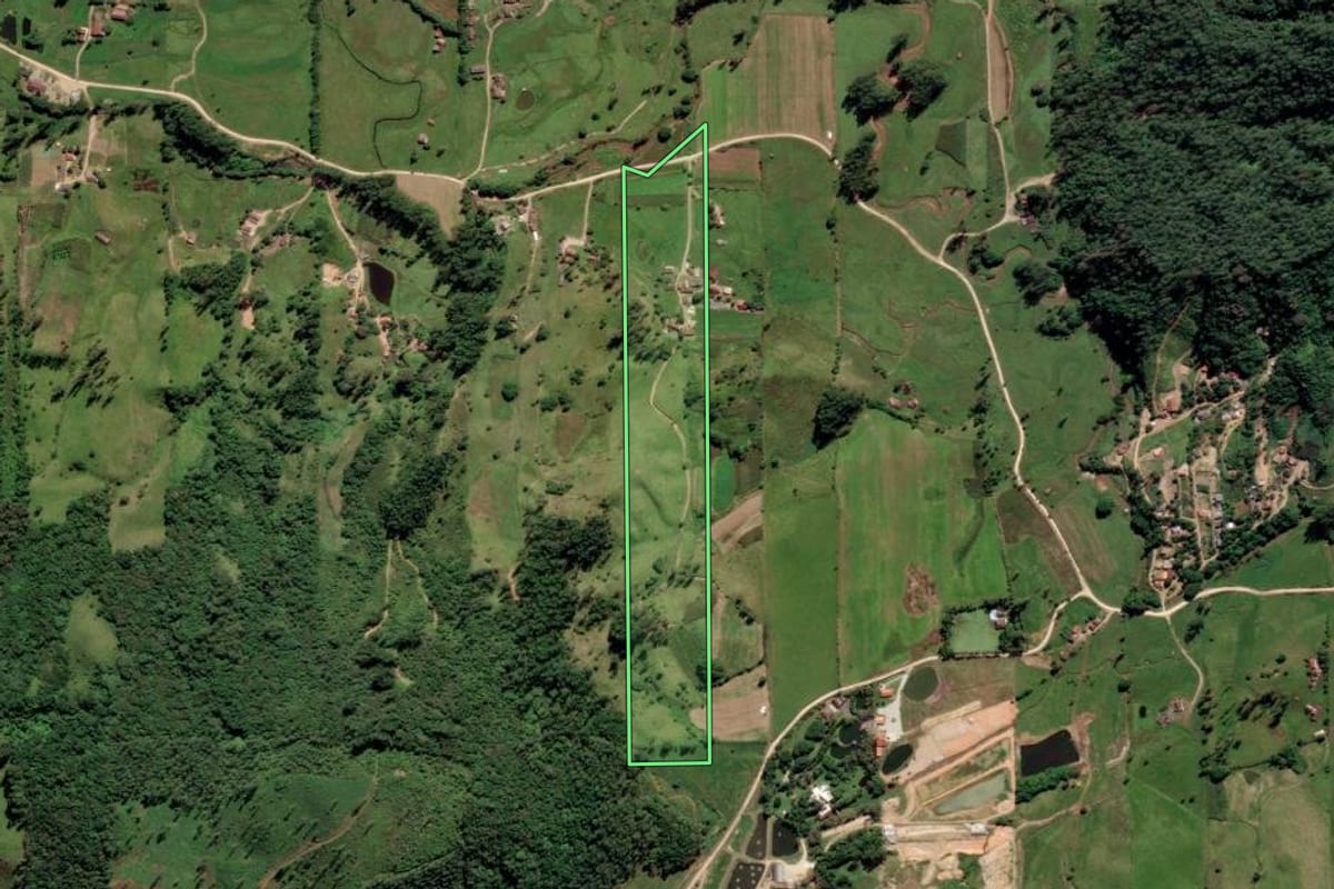 Imagem de satélite do imóvel rural em Orleans (SC), com o contorno declarado no CAR desenhado por cima.
