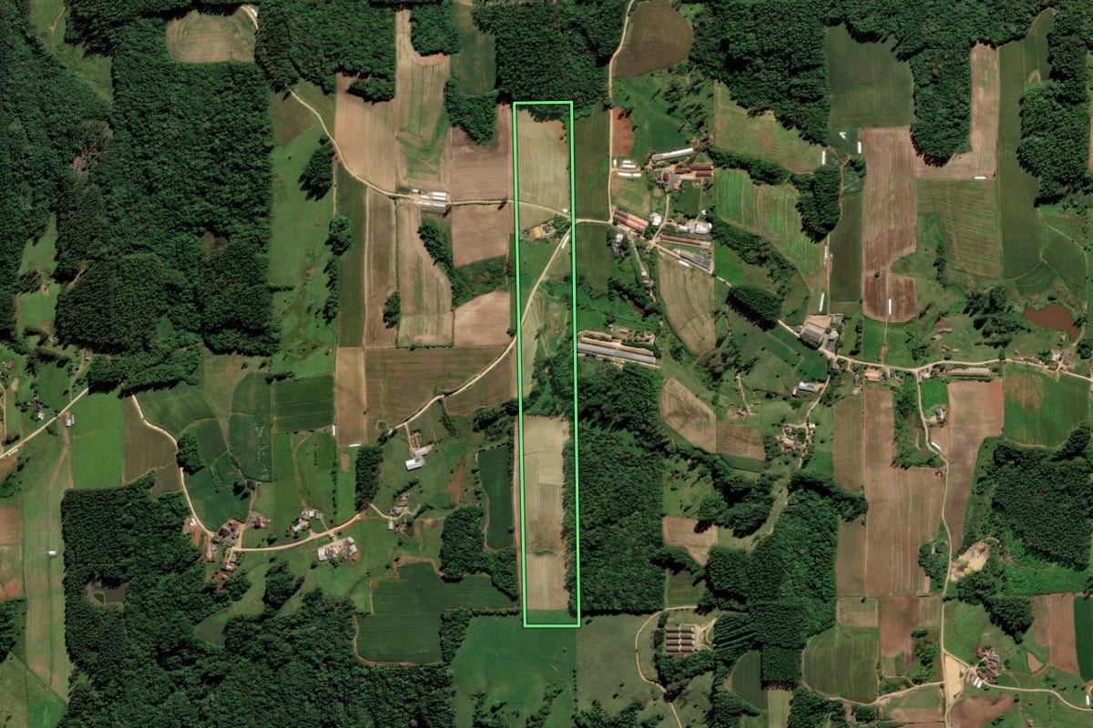 Imagem de satélite do imóvel rural em Orleans (SC), com o contorno declarado no CAR desenhado por cima.