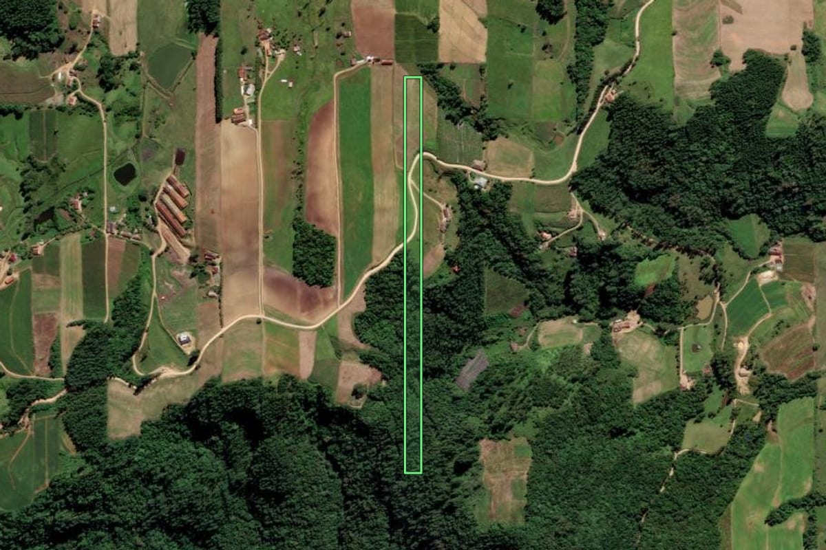 Imagem de satélite do imóvel rural em Orleans (SC), com o contorno declarado no CAR desenhado por cima.