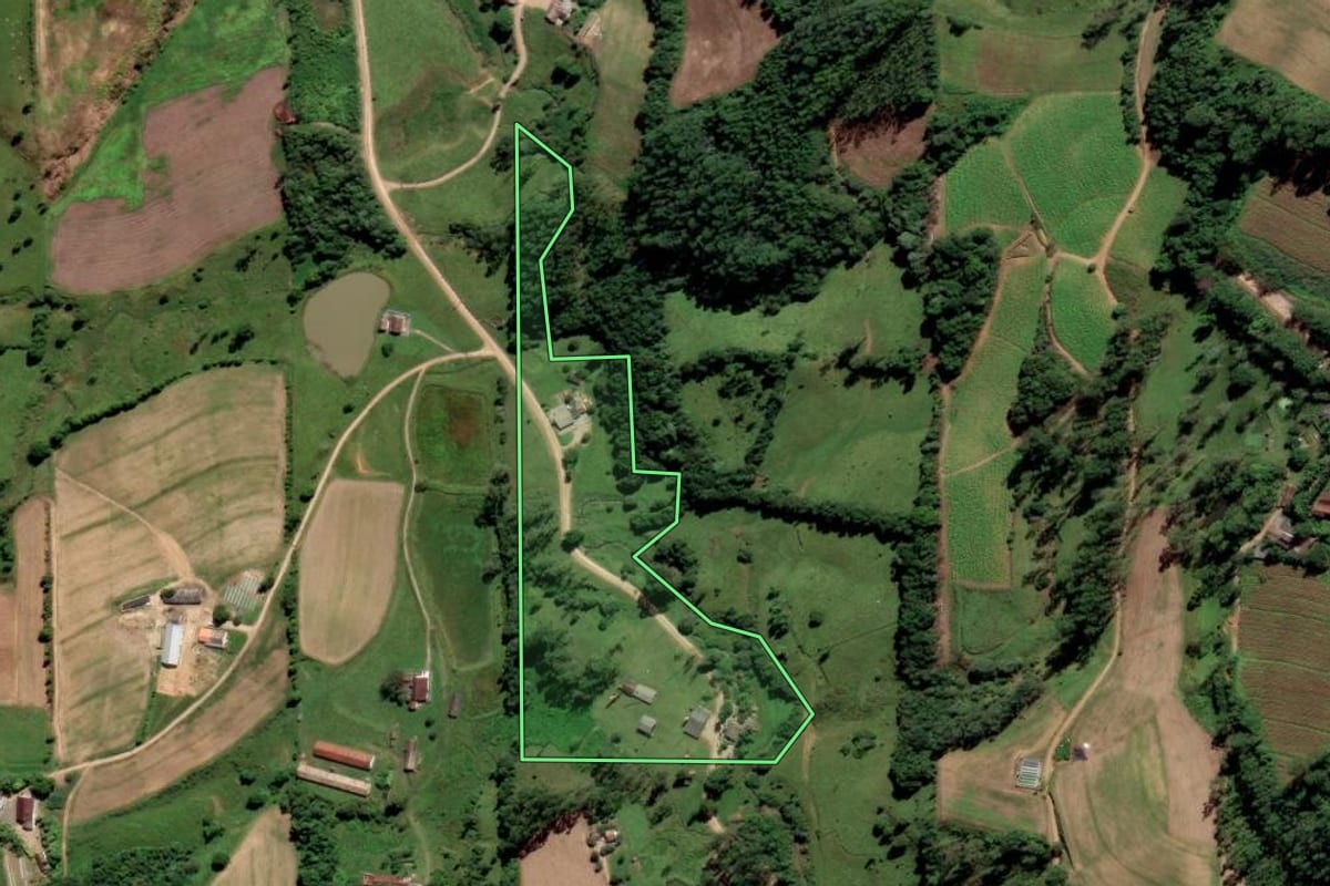 Imagem de satélite do imóvel rural em Orleans (SC), com o contorno declarado no CAR desenhado por cima.