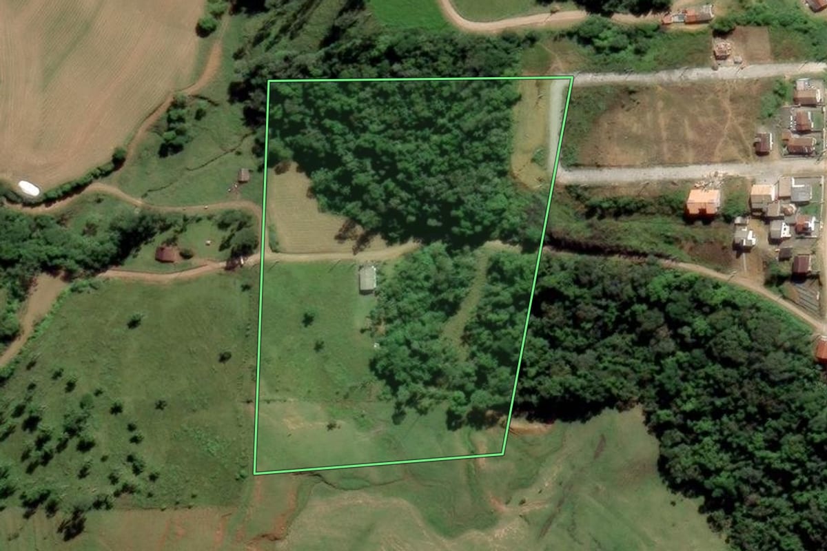 Imagem de satélite do imóvel rural em Orleans (SC), com o contorno declarado no CAR desenhado por cima.