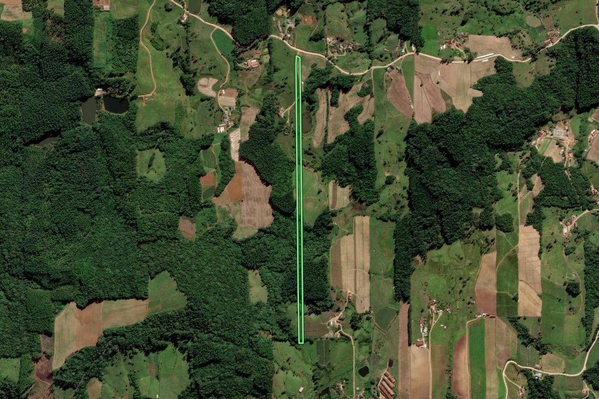 Imagem de satélite do imóvel rural em Orleans (SC), com o contorno declarado no CAR desenhado por cima.