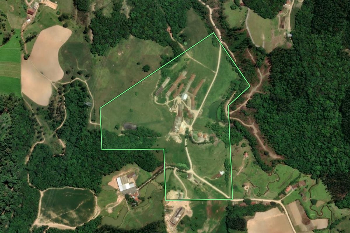 Imagem de satélite do imóvel rural em Orleans (SC), com o contorno declarado no CAR desenhado por cima.