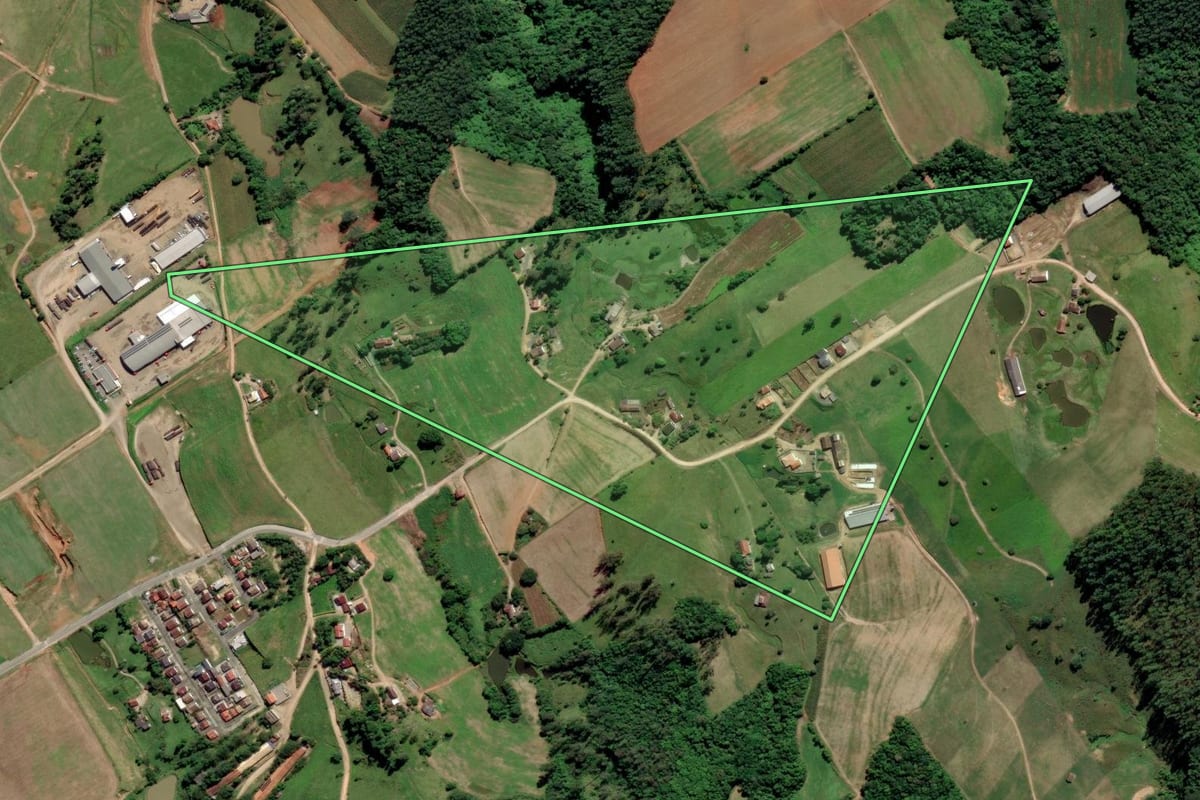 Imagem de satélite do imóvel rural em Orleans (SC), com o contorno declarado no CAR desenhado por cima.