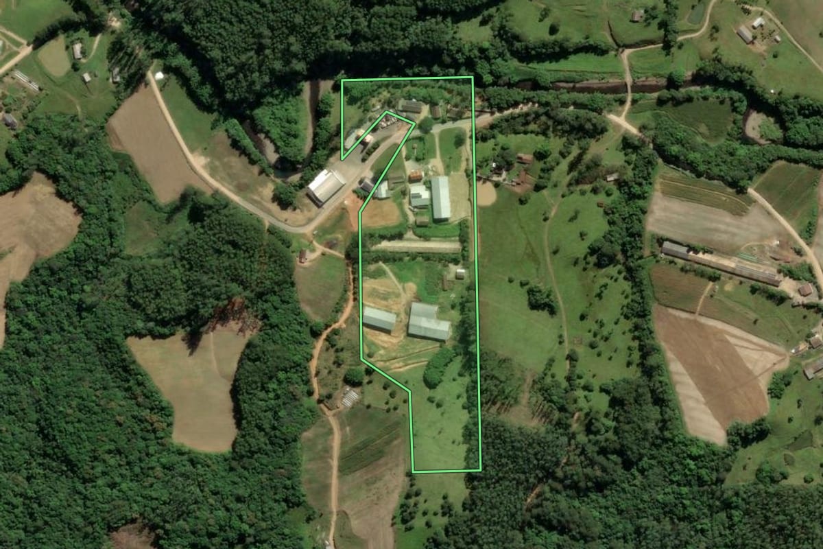Imagem de satélite do imóvel rural em Orleans (SC), com o contorno declarado no CAR desenhado por cima.