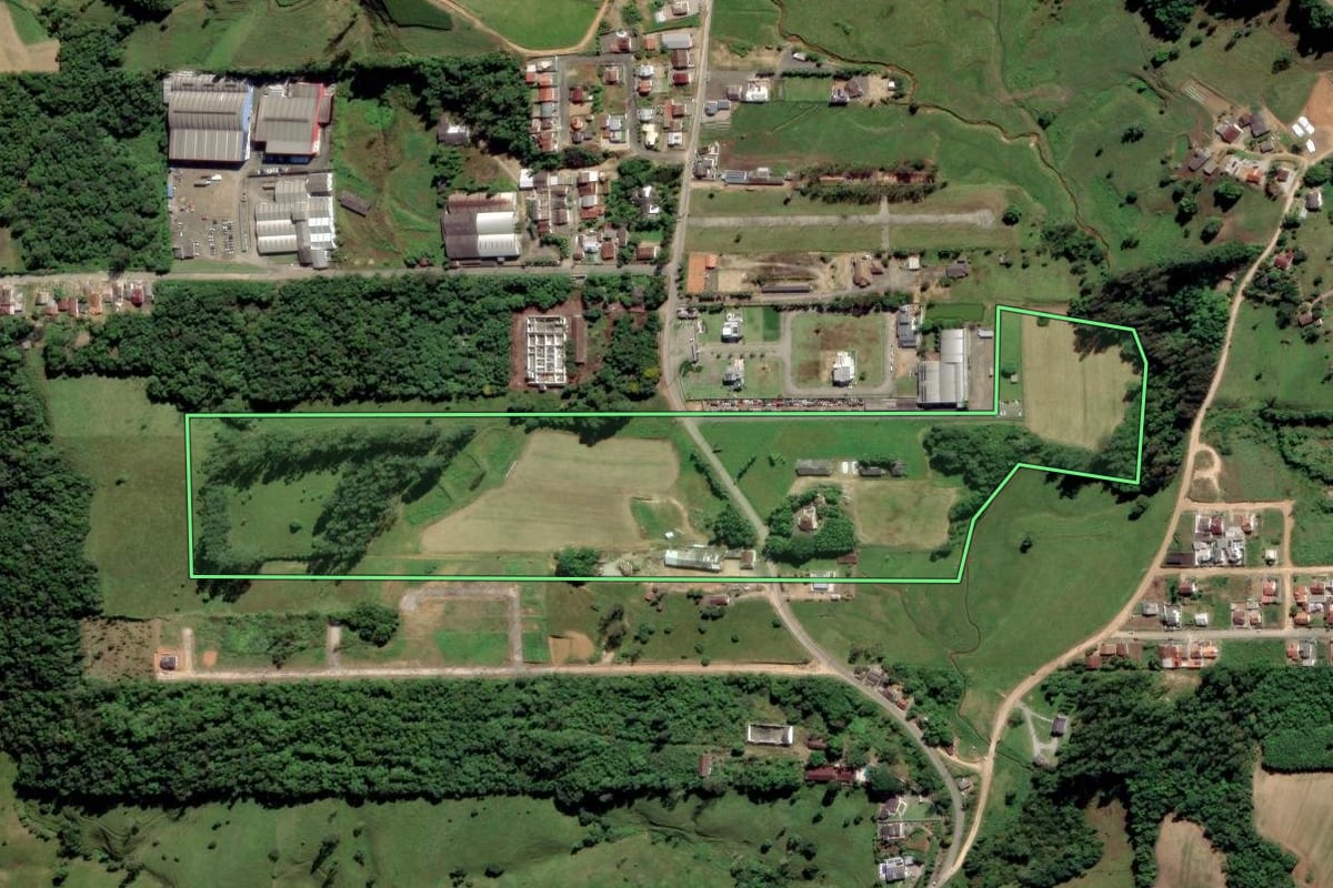 Imagem de satélite do imóvel rural em Orleans (SC), com o contorno declarado no CAR desenhado por cima.