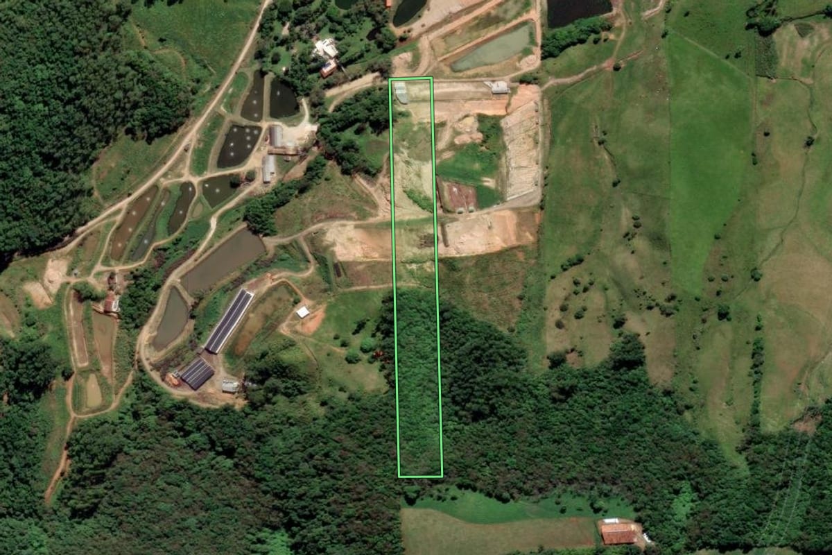 Imagem de satélite do imóvel rural em Orleans (SC), com o contorno declarado no CAR desenhado por cima.