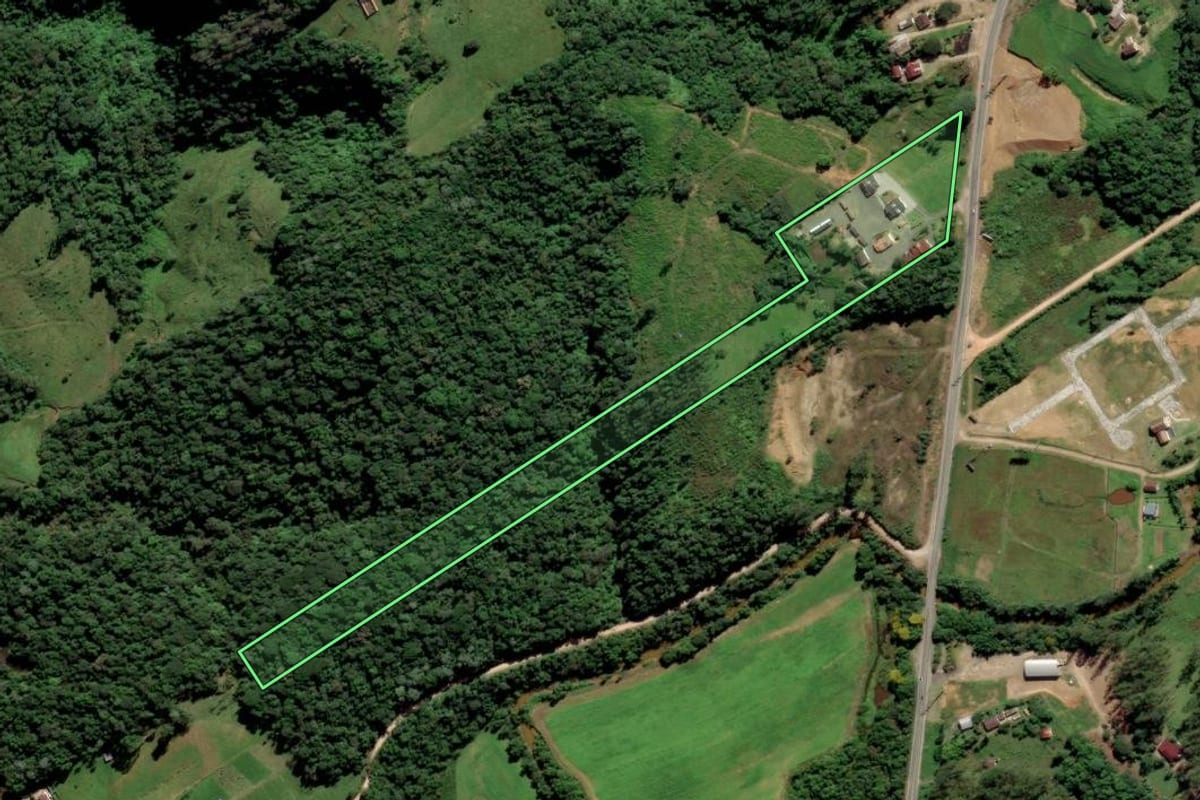 Imagem de satélite do imóvel rural em Orleans (SC), com o contorno declarado no CAR desenhado por cima.