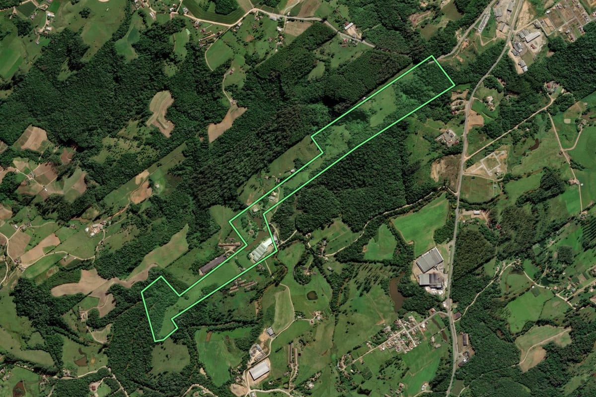 Imagem de satélite do imóvel rural em Orleans (SC), com o contorno declarado no CAR desenhado por cima.