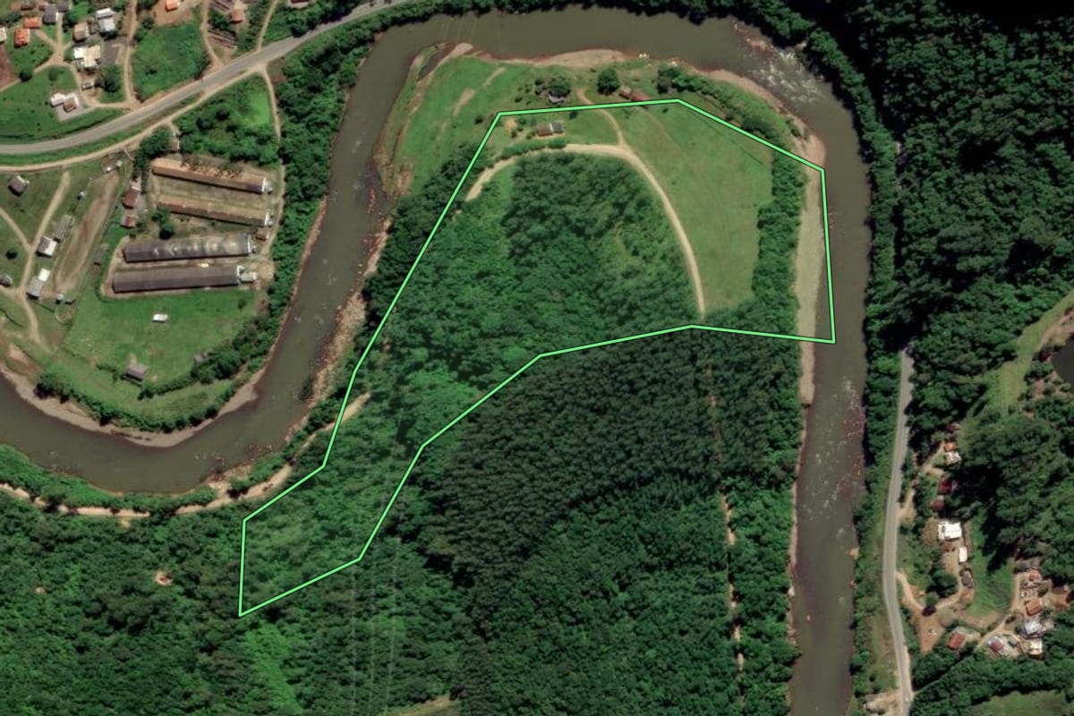 Imagem de satélite do imóvel rural em Orleans (SC), com o contorno declarado no CAR desenhado por cima.