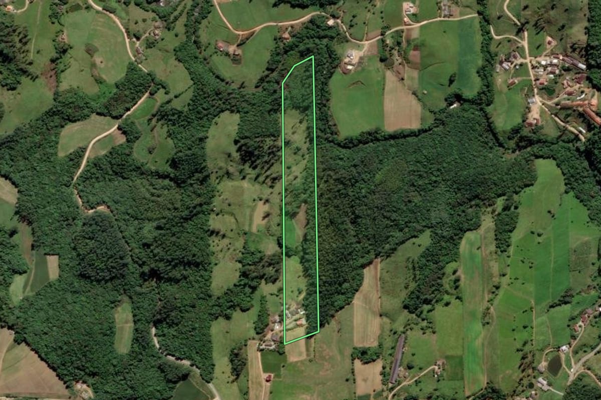 Imagem de satélite do imóvel rural em Orleans (SC), com o contorno declarado no CAR desenhado por cima.