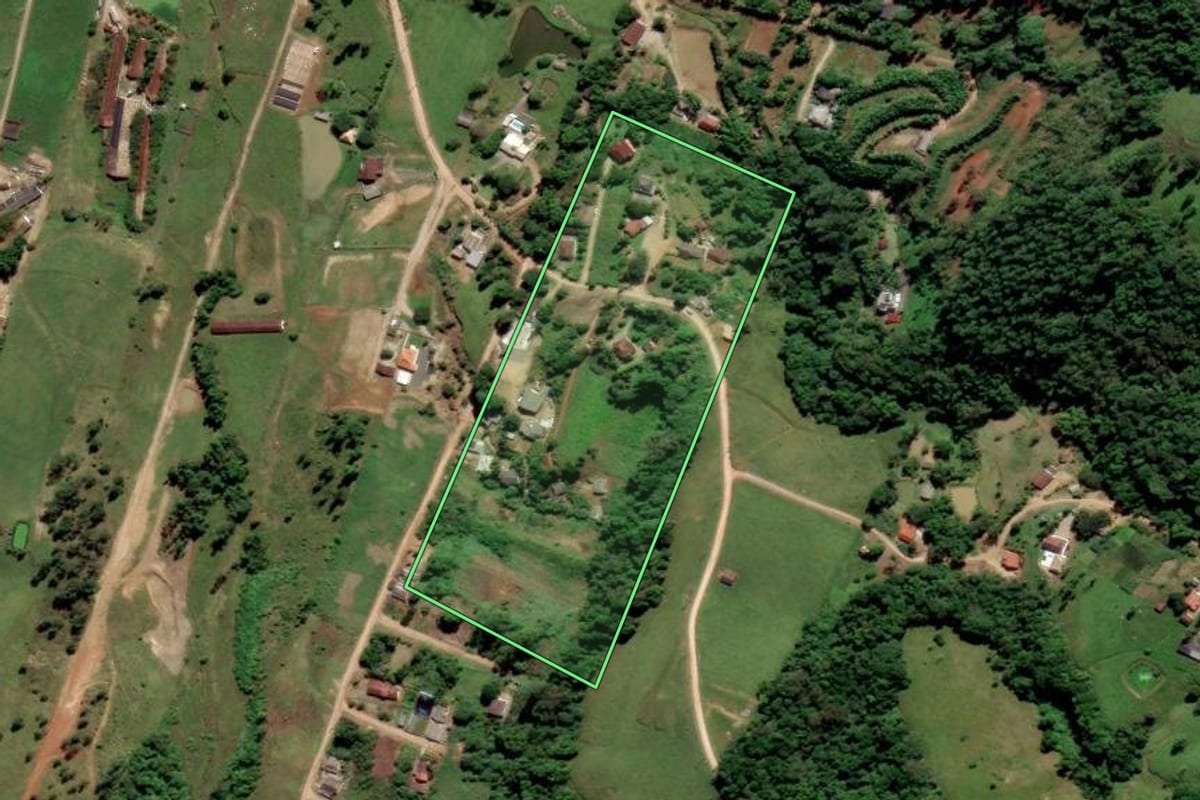 Imagem de satélite do imóvel rural em Orleans (SC), com o contorno declarado no CAR desenhado por cima.