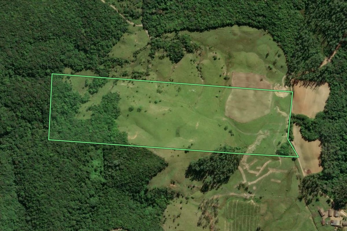 Imagem de satélite do imóvel rural em Orleans (SC), com o contorno declarado no CAR desenhado por cima.
