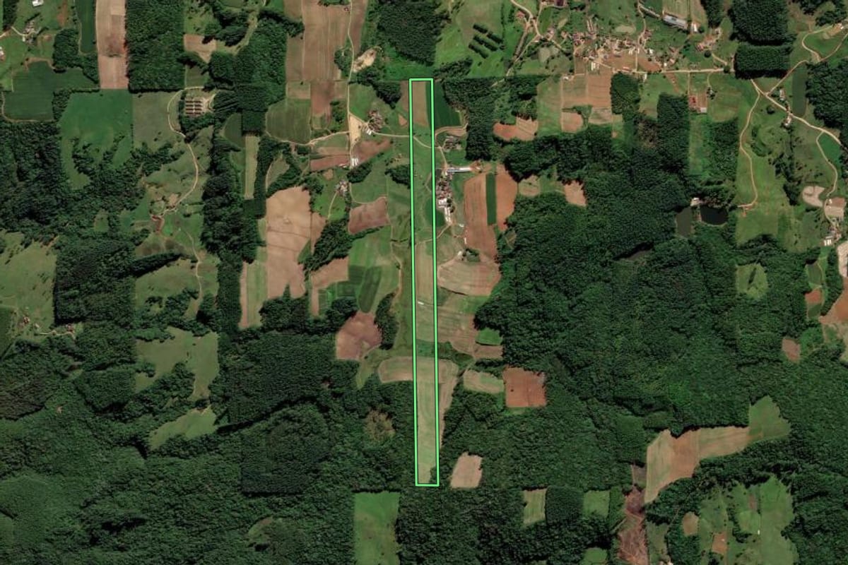 Imagem de satélite do imóvel rural em Orleans (SC), com o contorno declarado no CAR desenhado por cima.