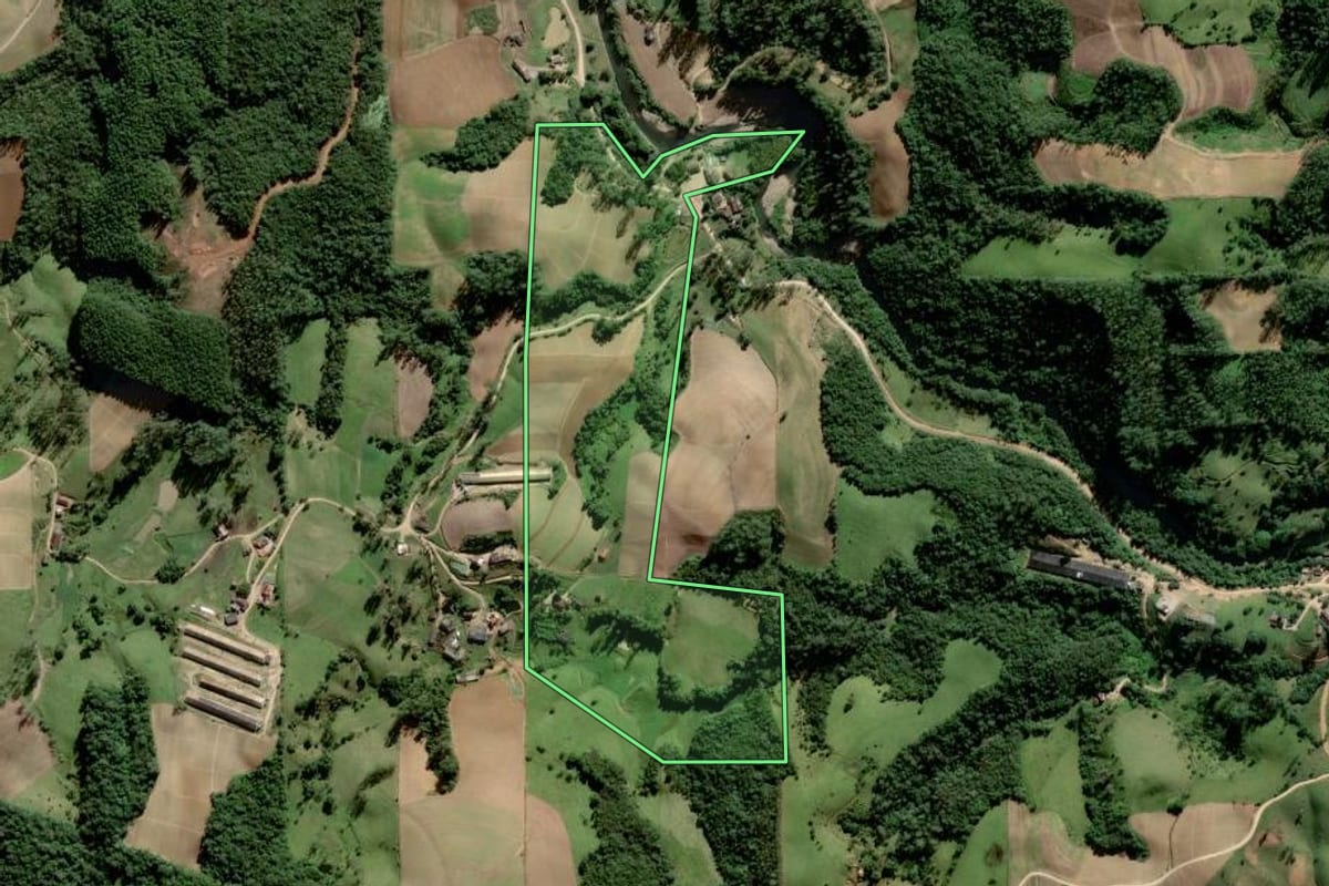 Imagem de satélite do imóvel rural em Orleans (SC), com o contorno declarado no CAR desenhado por cima.