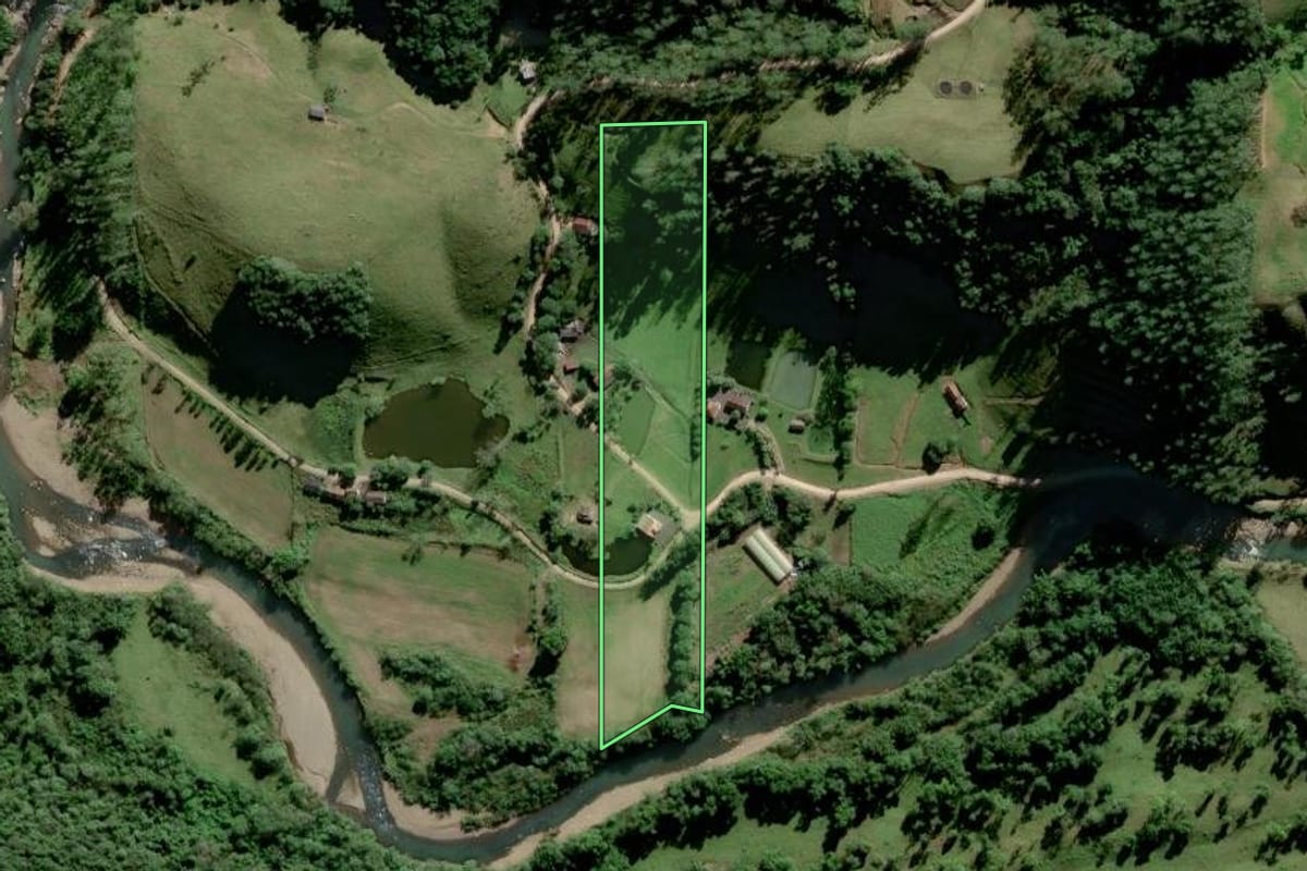 Imagem de satélite do imóvel rural em Orleans (SC), com o contorno declarado no CAR desenhado por cima.