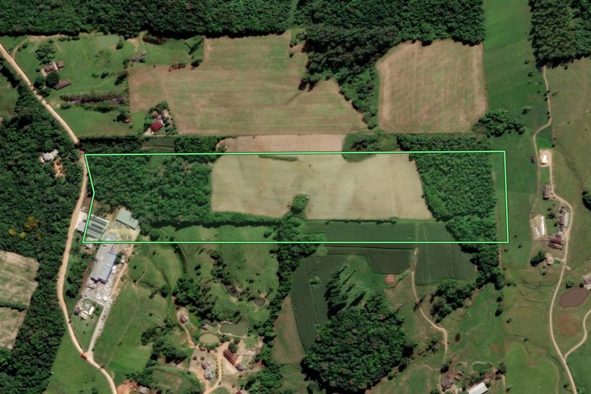 Imagem de satélite do imóvel rural em Orleans (SC), com o contorno declarado no CAR desenhado por cima.