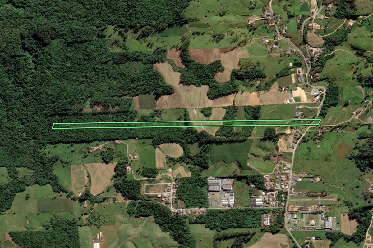 Imagem de satélite do imóvel rural em Orleans (SC), com o contorno declarado no CAR desenhado por cima.