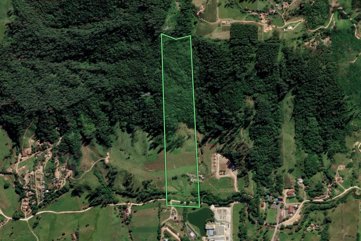 Imagem de satélite do imóvel rural em Orleans (SC), com o contorno declarado no CAR desenhado por cima.