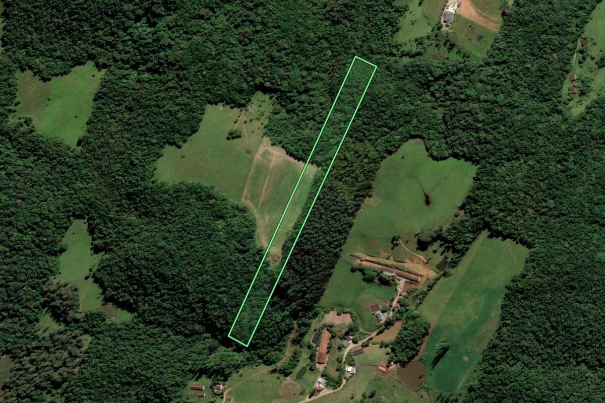 Imagem de satélite do imóvel rural em Orleans (SC), com o contorno declarado no CAR desenhado por cima.