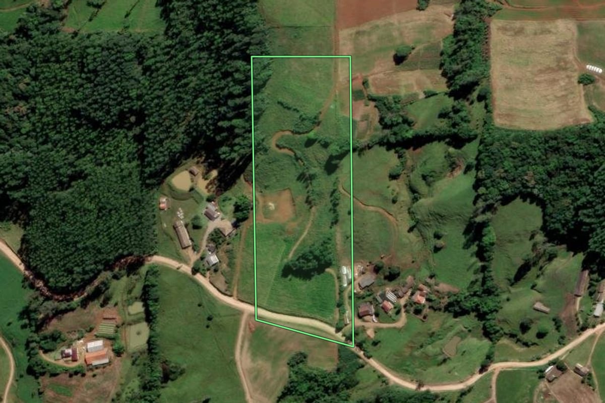 Imagem de satélite do imóvel rural em Orleans (SC), com o contorno declarado no CAR desenhado por cima.
