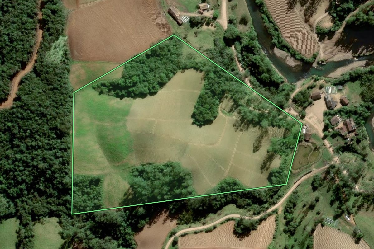 Imagem de satélite do imóvel rural em Orleans (SC), com o contorno declarado no CAR desenhado por cima.